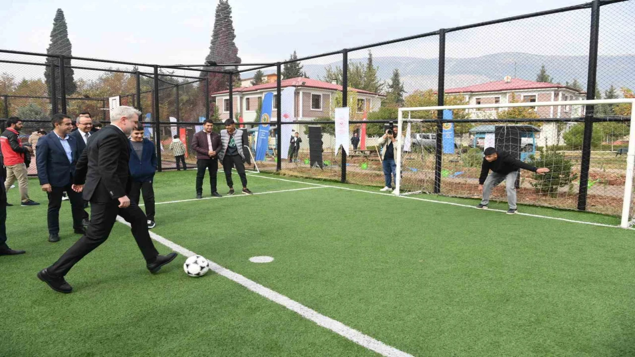 Kahramanmaraşın dört bir yanı spor alanlarıyla donatıldı: 31 yeni halı saha hizmete girdi