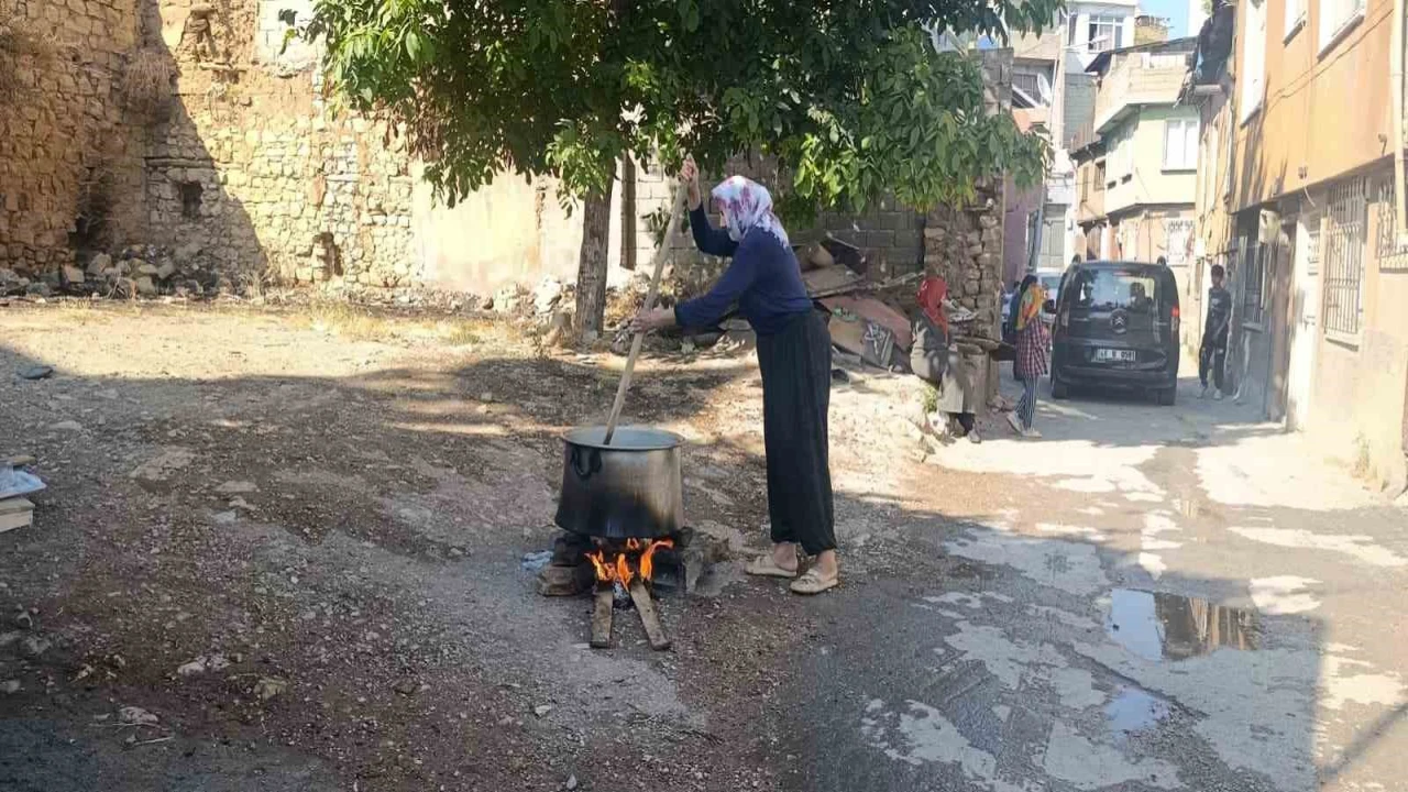 Kahramanmaraşta mahalle sakinleri Muharrem ayında kazan başında buluştu