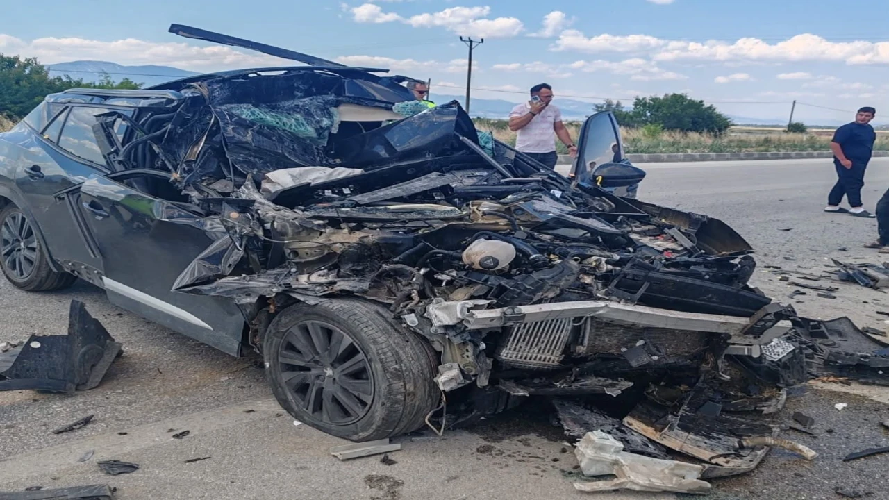 Kamyonete çarpan otomobil hurdaya döndü: 1 yaralı