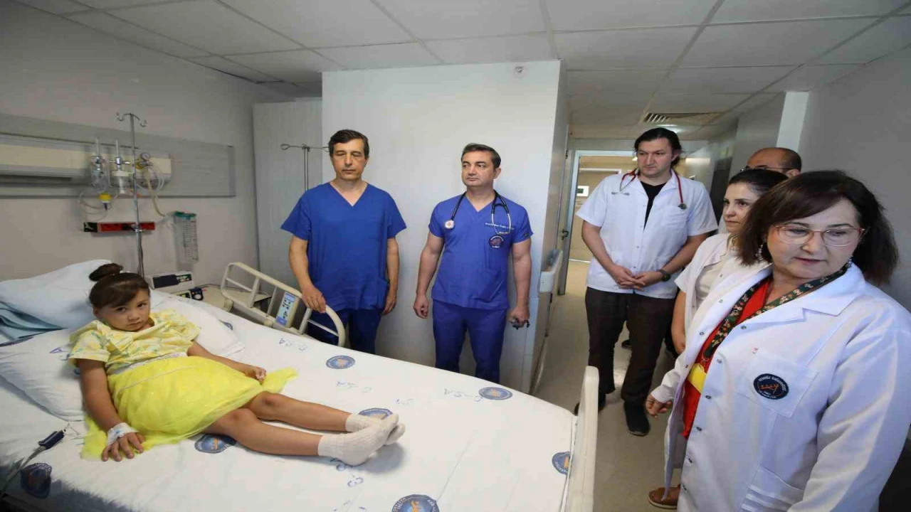 Kardeşini aynı hastalıktan kaybeden 8 yaşındaki Kırgızistanlı Akhmarcan AÜde sağlığına kavuştu