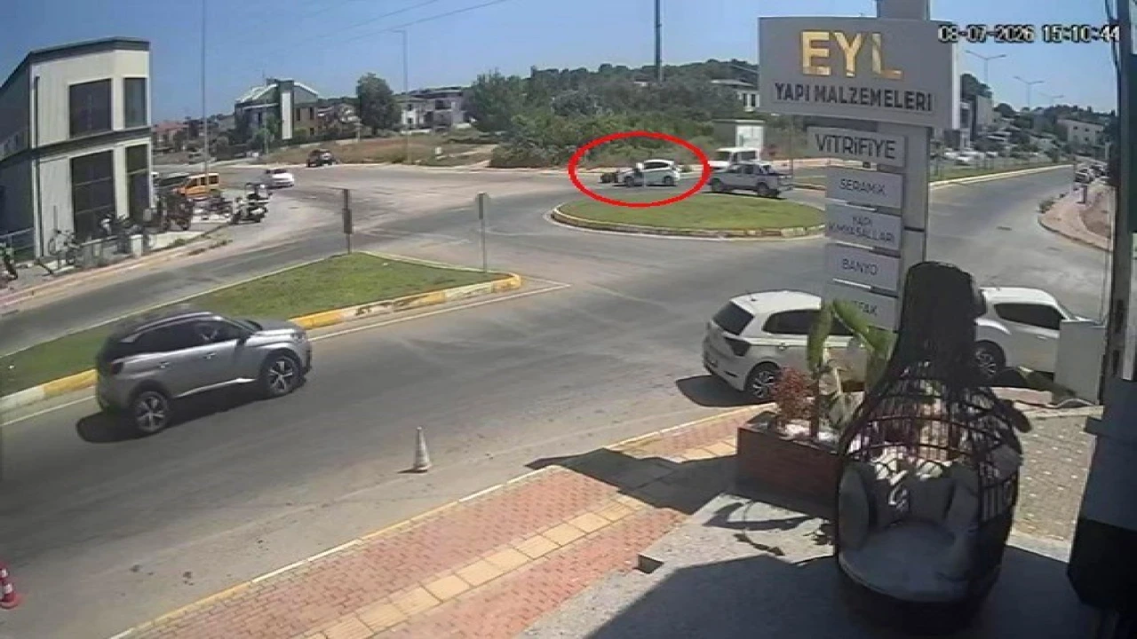 Kaza yapan motosiklet sürücüsü sinirini otomobilin camından çıkardı