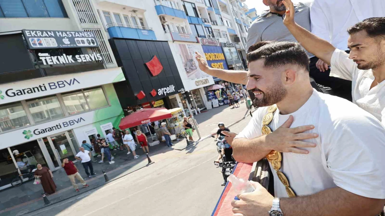 Kırkpınar başpehlivanı Erkan Taşa Antalyada coşkulu karşılama