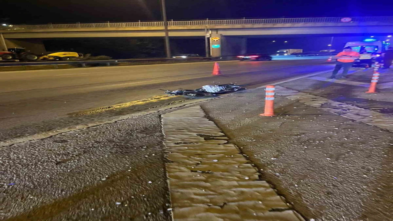 Kontrolden çıkan motosiklet tırın altına girdi, sürücü hayatını kaybetti