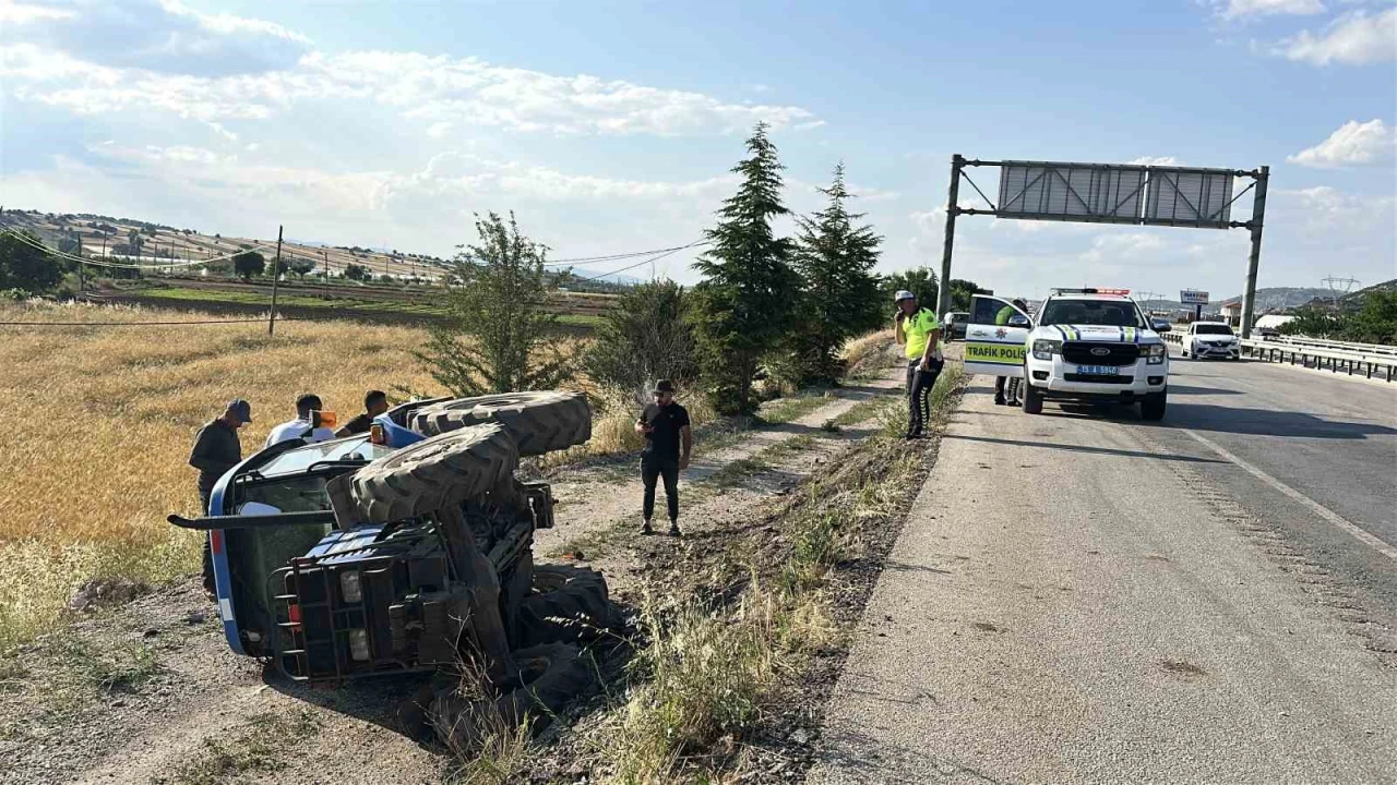 Kontrolden çıkan traktör şarampole devrildi: 1 yaralı
