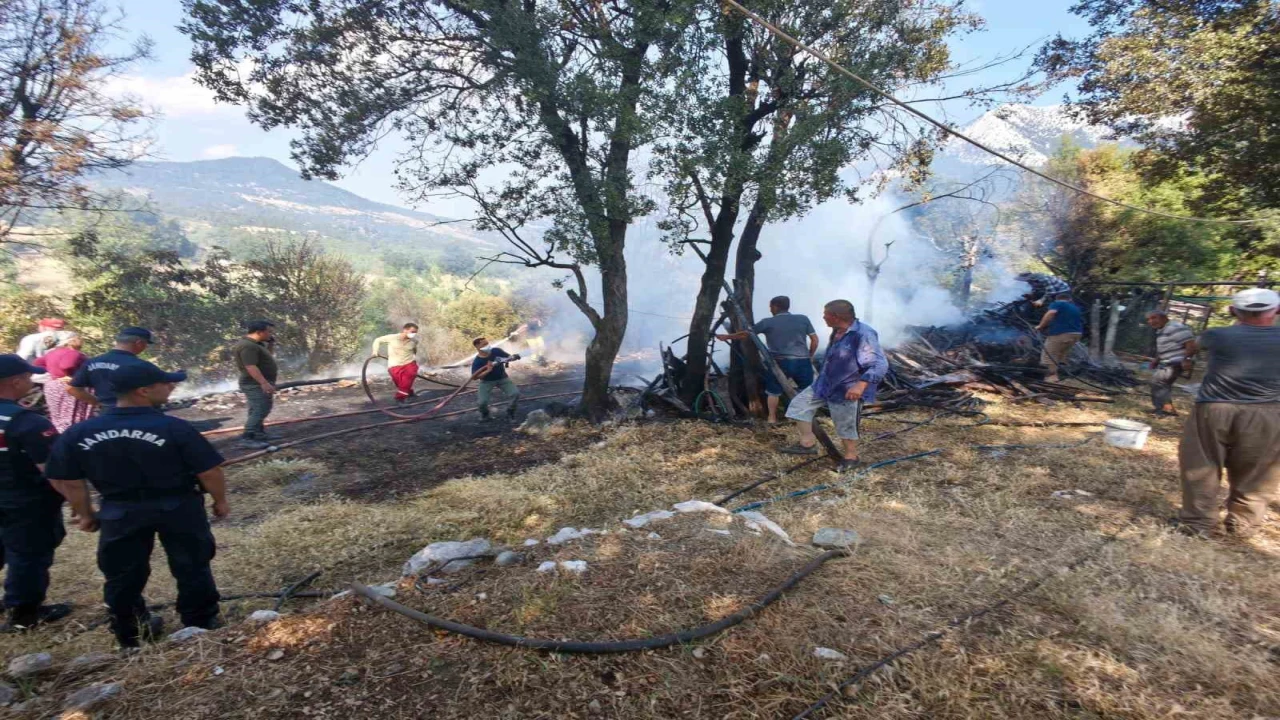 Kumlucada odunlukta başlayan yangın boş evin bahçesine sıçradı