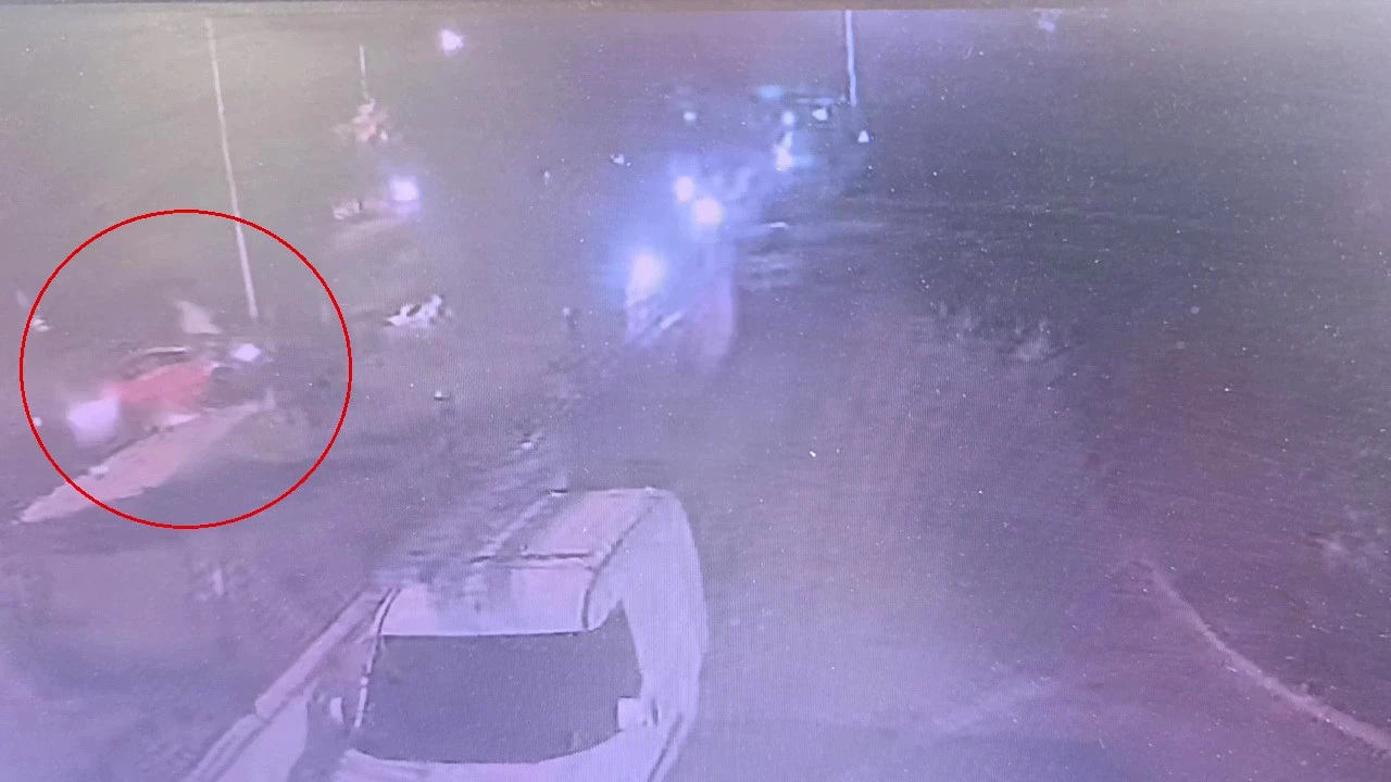 Manavgatta önce kamyona ardından site duvarına çarptı: 1i çocuk 4 yaralı