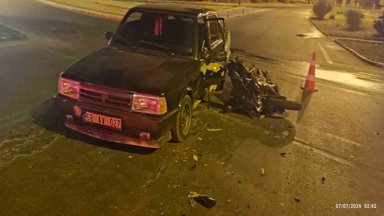 Manavgatta otomobil ile çarpışan motosikletteki 2 kişi yaralandı