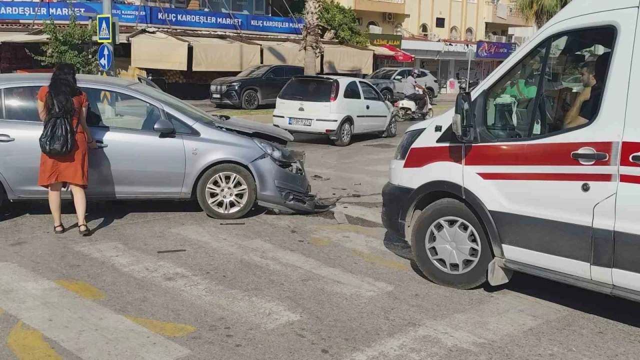 Manavgatta otomobiller çarpıştı, sürücüler yaralandı