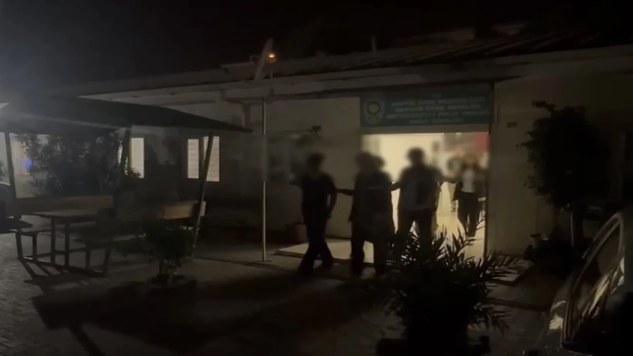 Mersinde halk plajında hırsızlık yapan 5 şüpheli Osmaniyede yakalandı