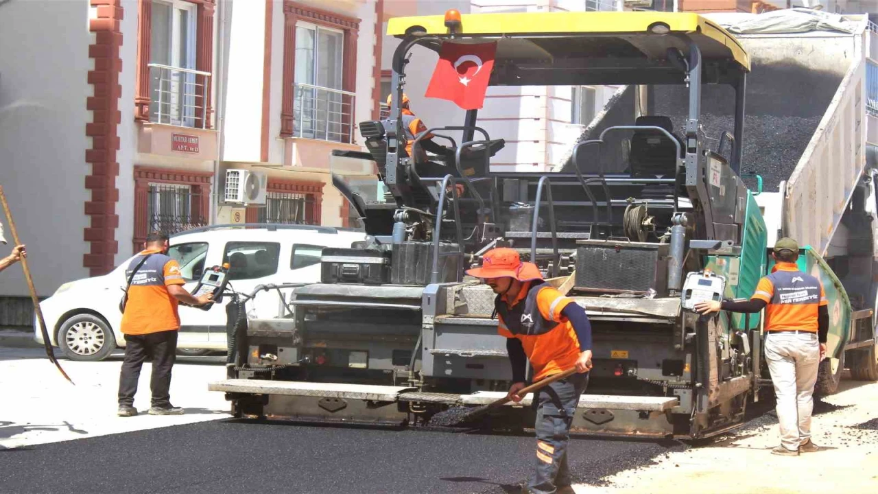 Mersinde iki önemli güzergahta asfalt çalışması