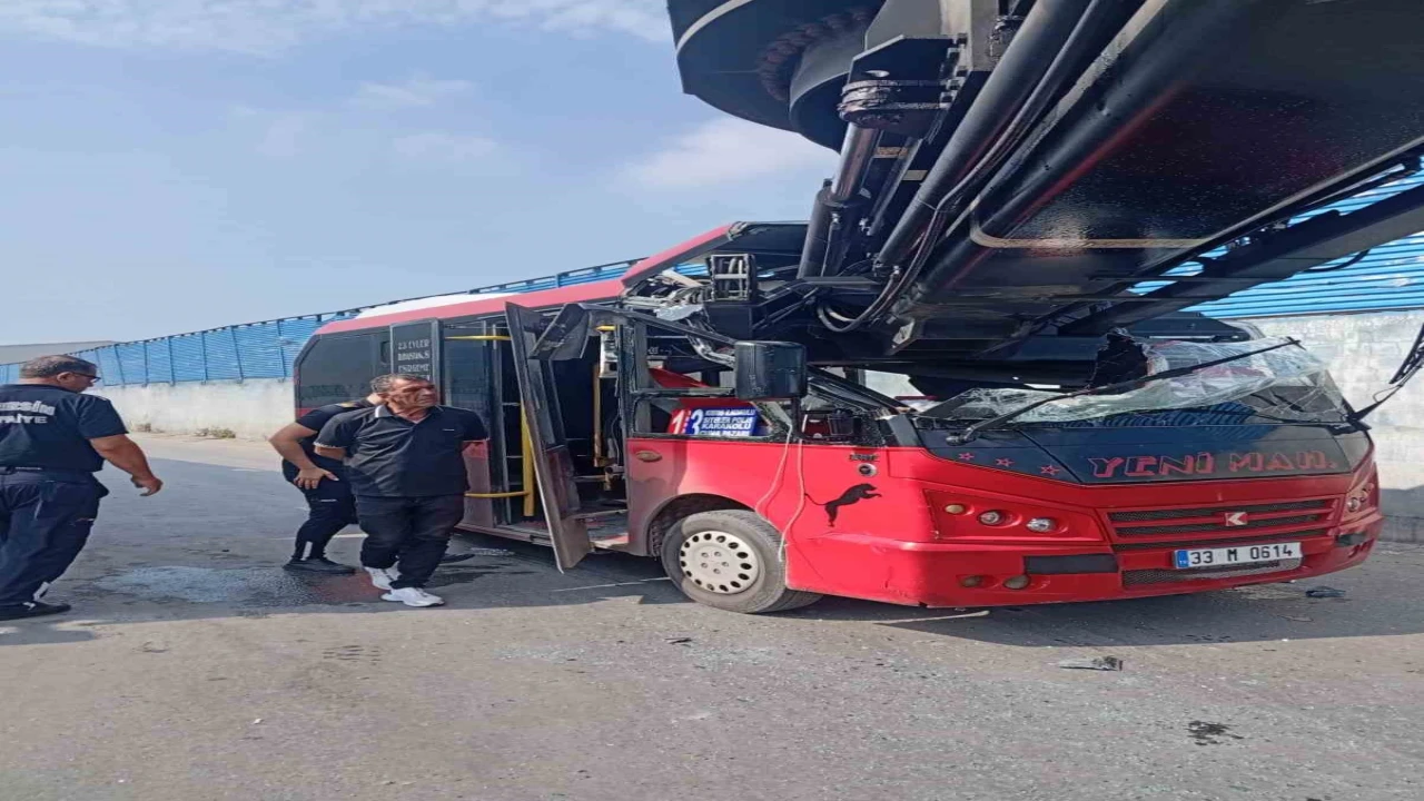 Mersinde minibüs ile vinç çarpıştı: 1 yaralı