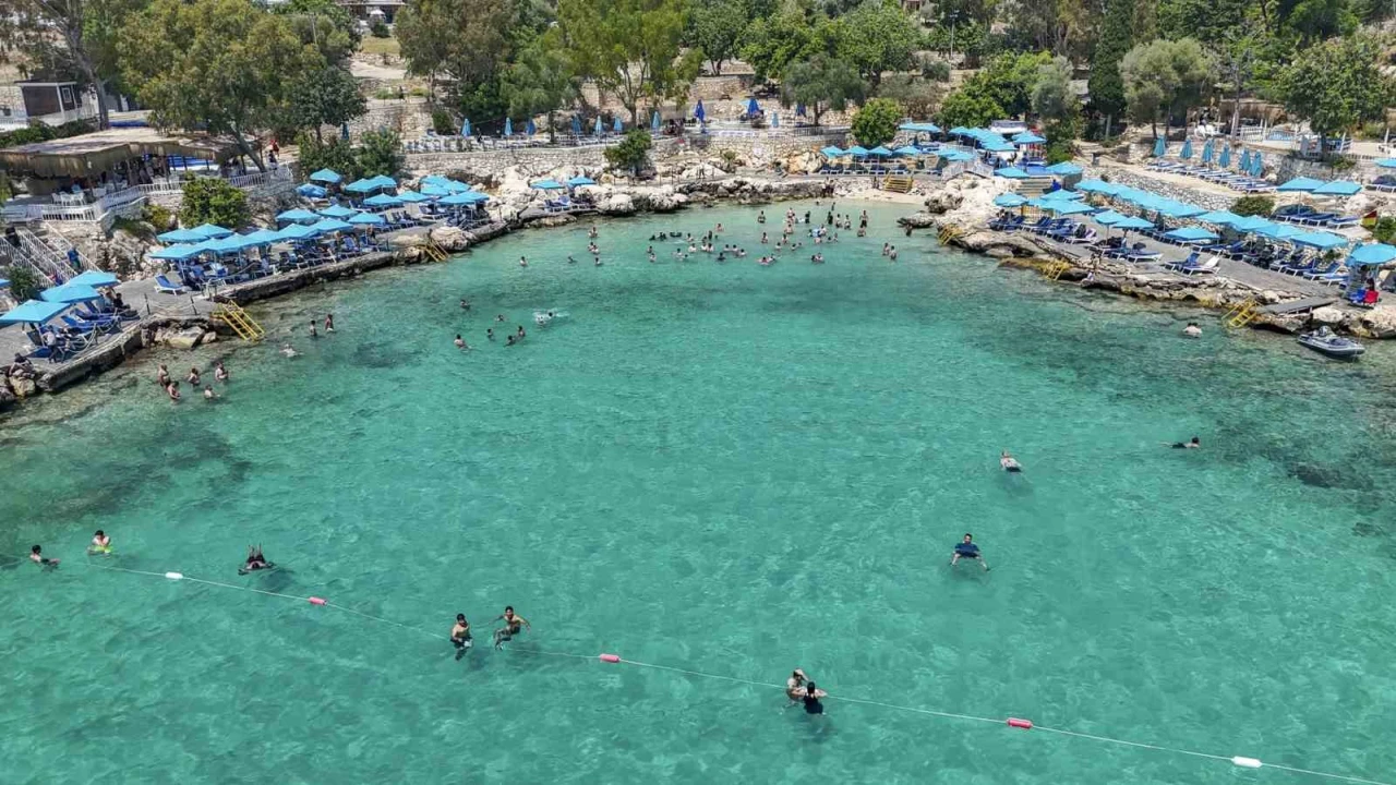 Mersinde plajlar yaz sezonunda yoğun ilgi görüyor