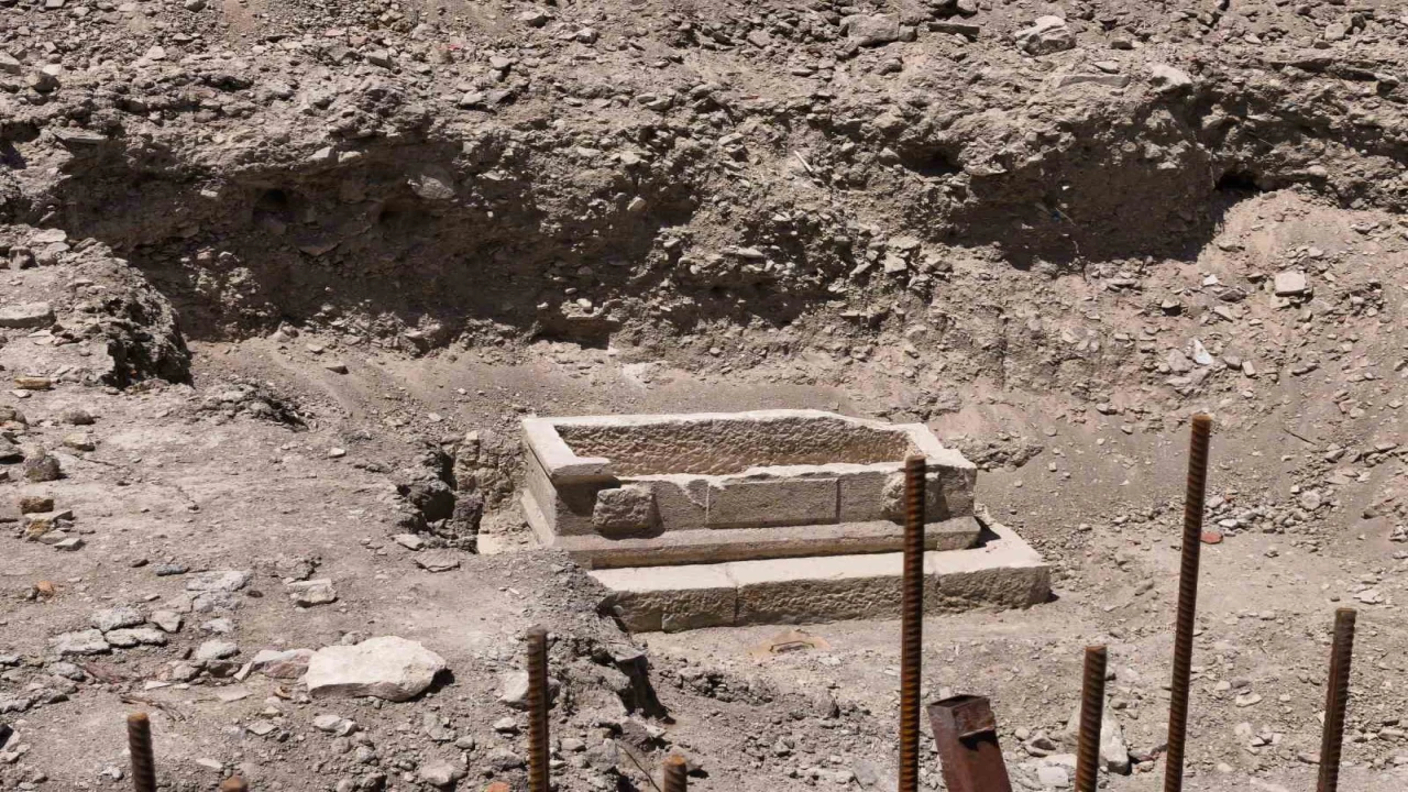 Mersinde sağlık ocağı inşaatı çevre düzenlemesinde lahit çıktı