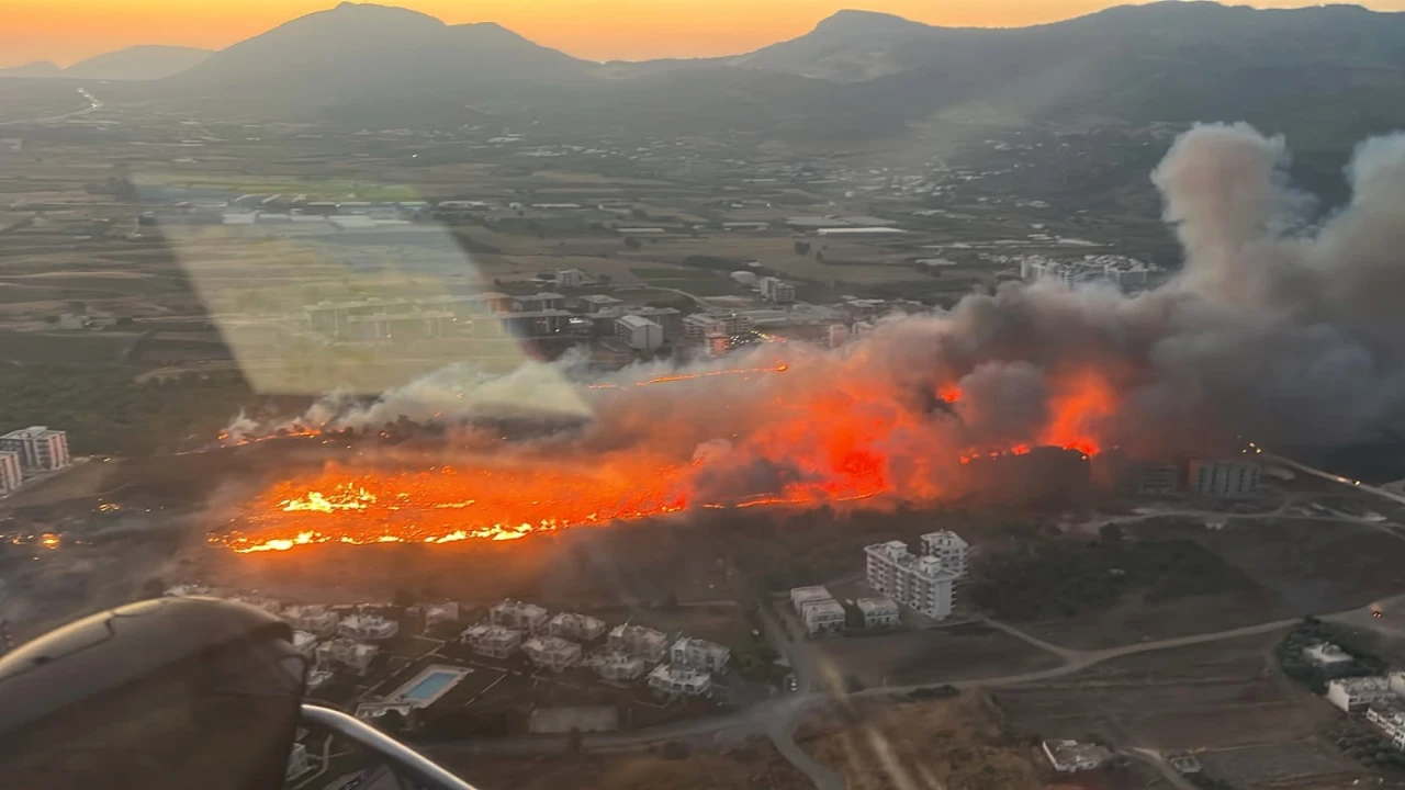 Mersinde yangın, ekiplerin havadan ve karadan müdahalesiyle söndürüldü