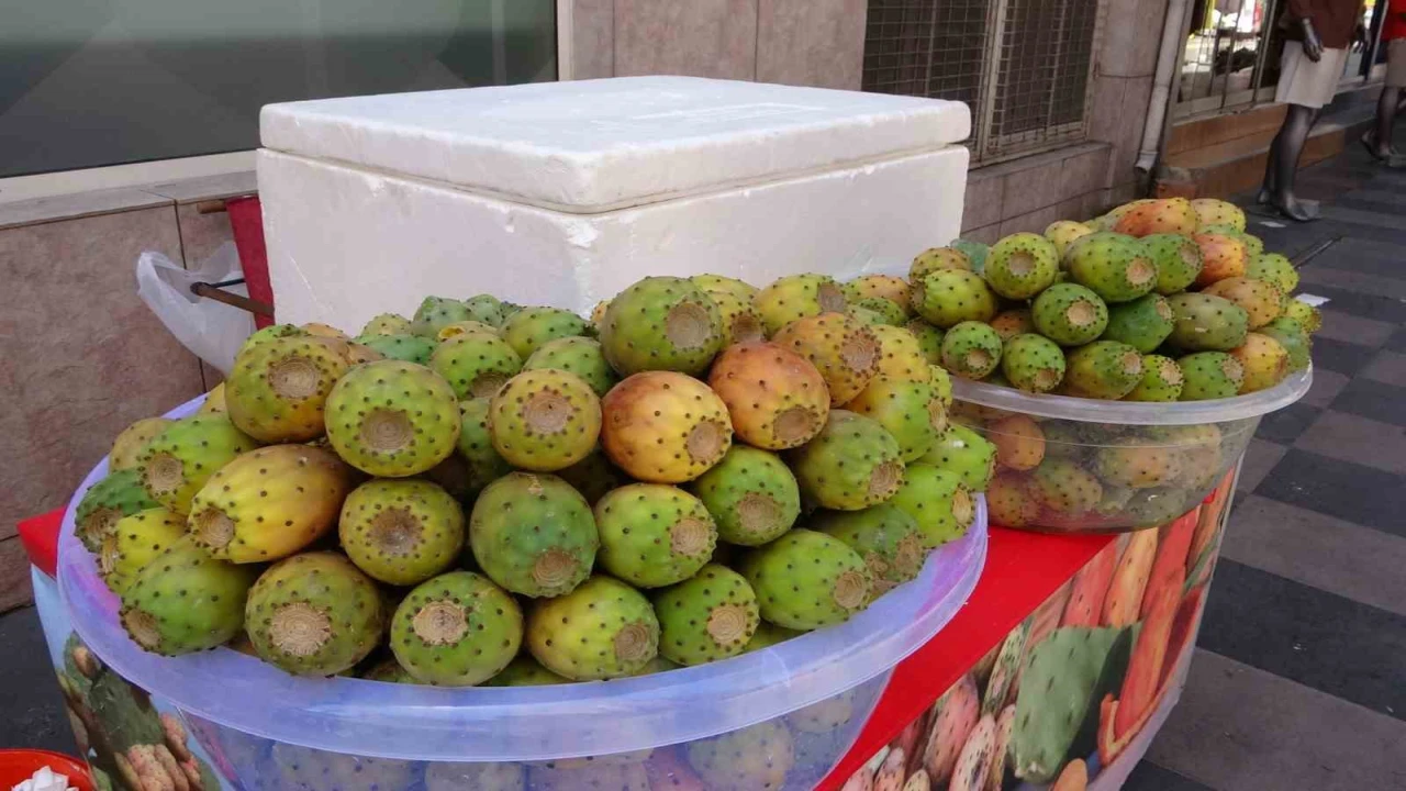 Mersinde yaz aylarının vazgeçilmezi dikenli incir tezgahlardaki yerini aldı