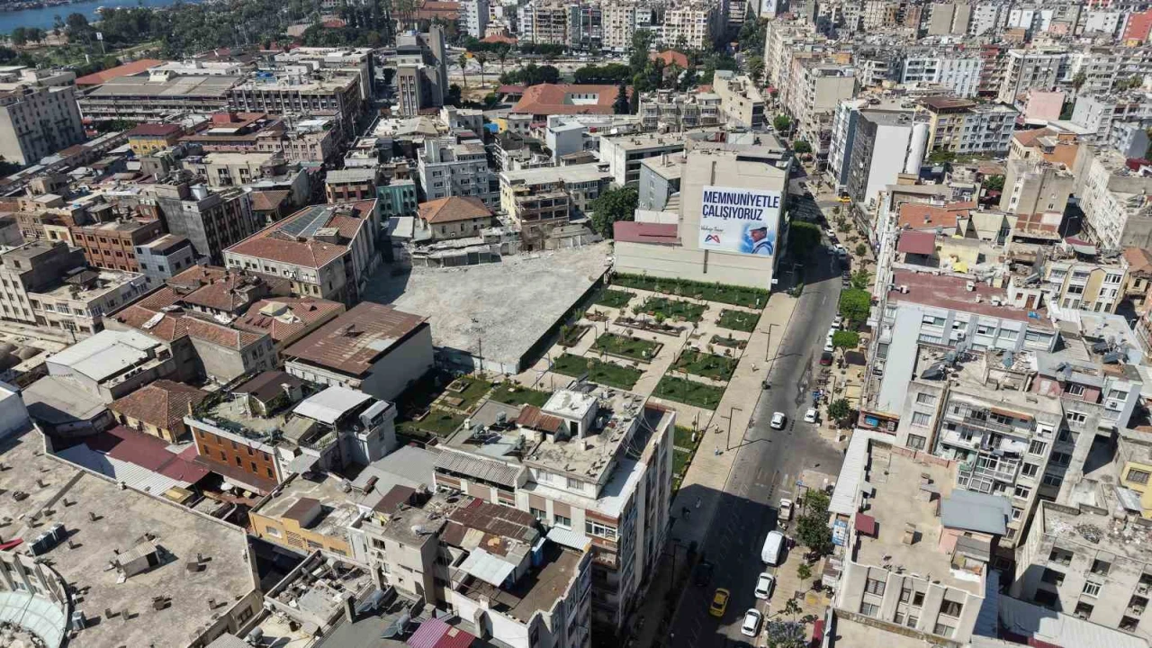 Mersinde Zafer Çarşısında dönüşüm sürüyor