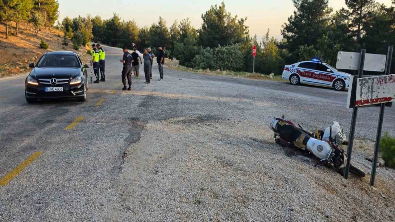 Motosiklet otomobile çarptı: 2 yaralı