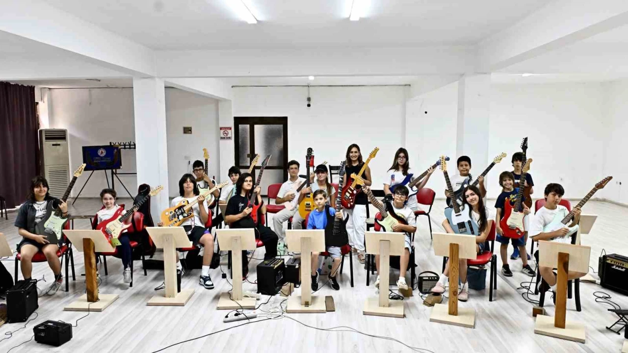 Muratpaşada gitarın dört haline çocuklar ve gençlerden ilgi