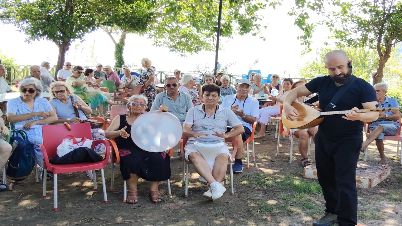 Muratpaşada yaşlılar türkülerle buluşuyor