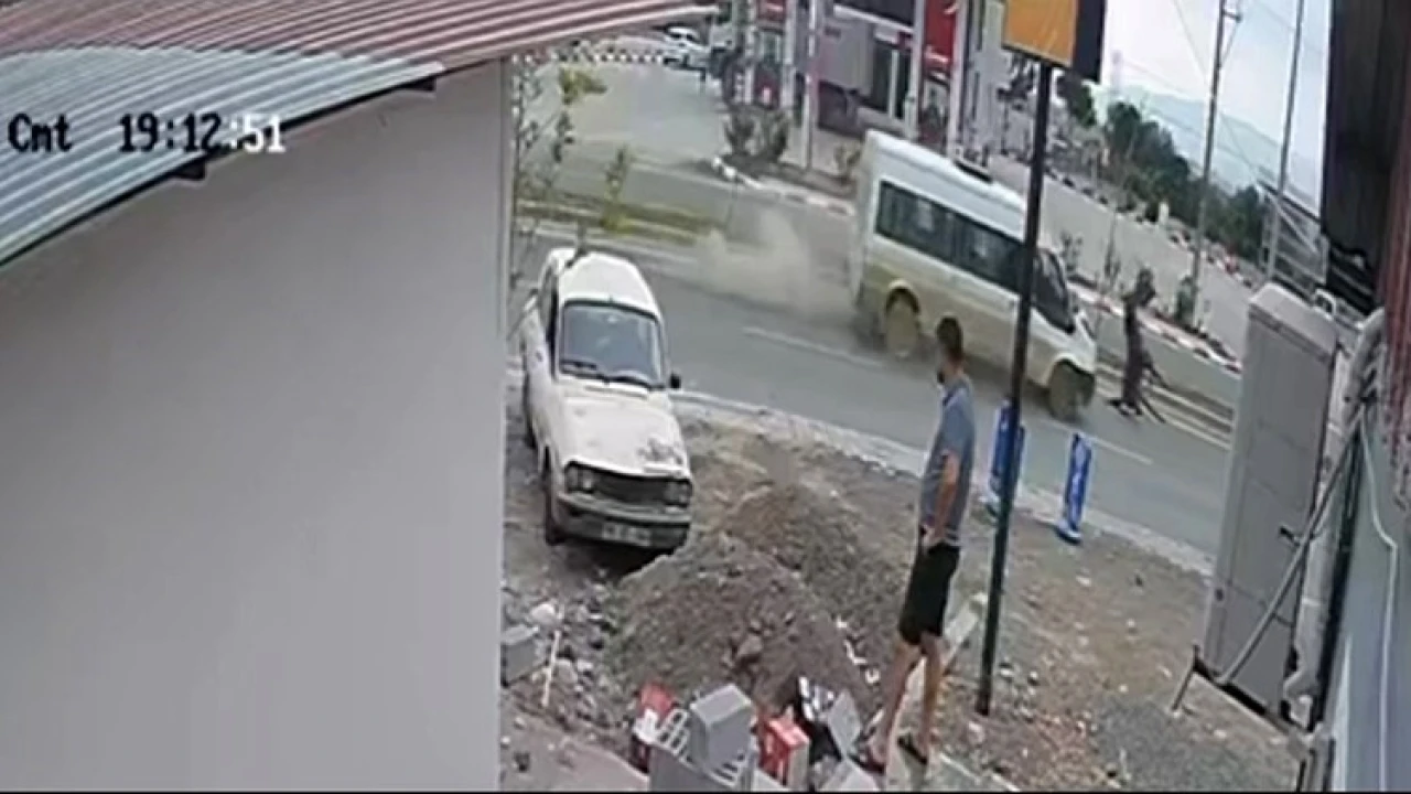 Osmaniyede minibüs başıboş ata çarptı