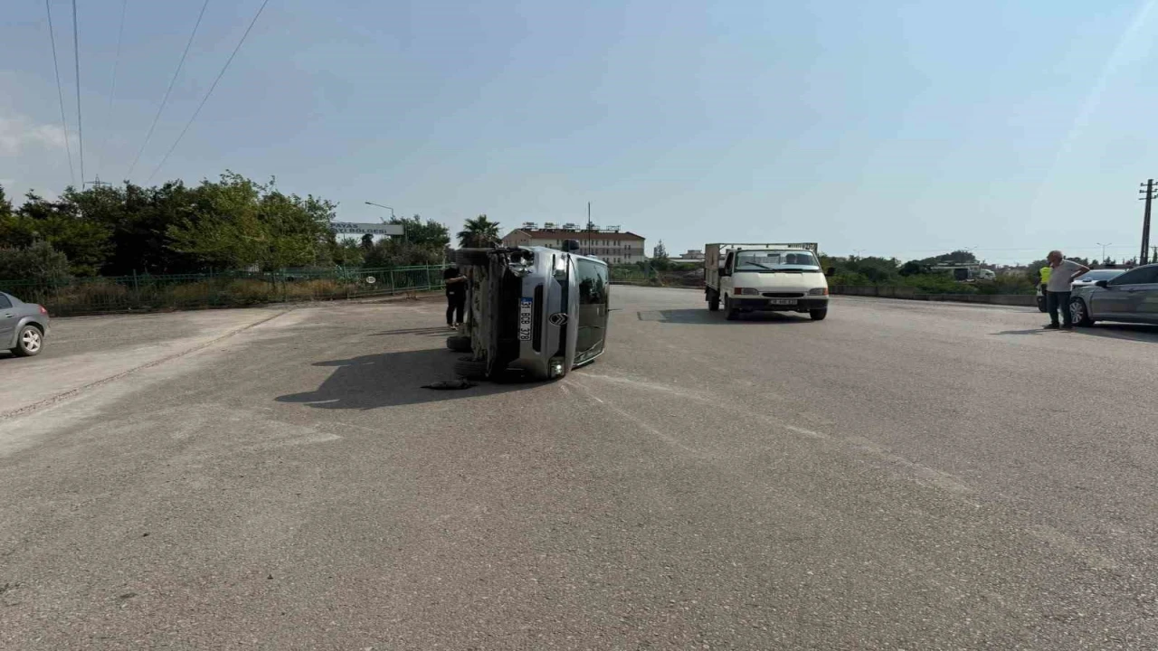Payasta çarpışmayla yan yatan otomobilin sürücüsü yaralandı