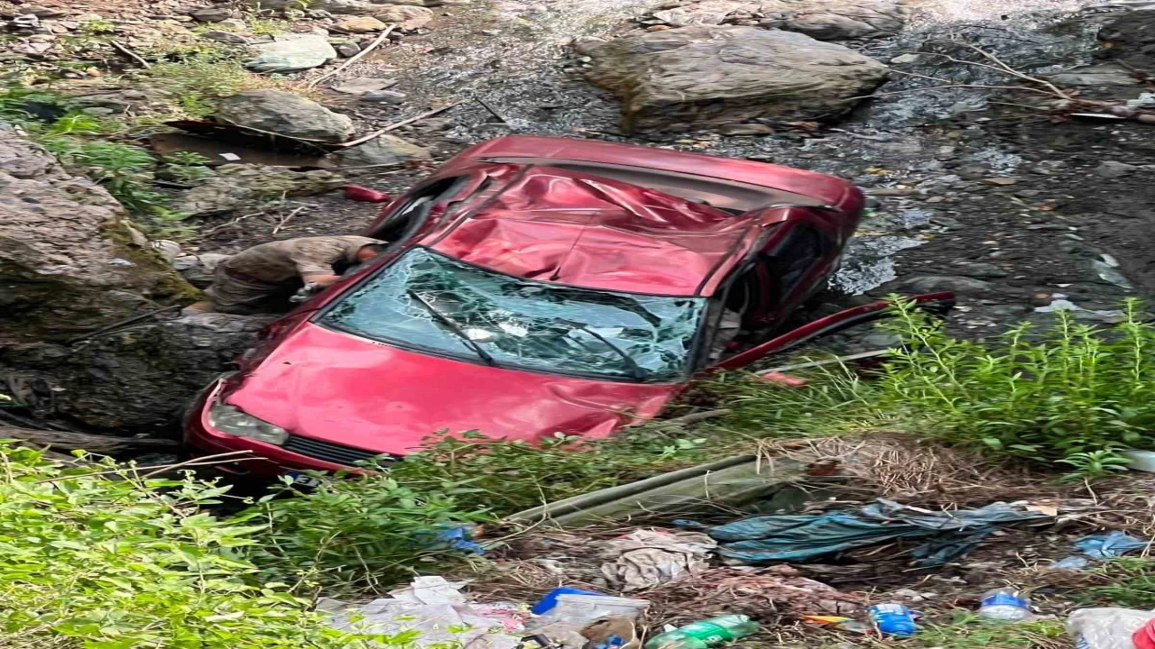 Payasta uçurumdan yuvarlanan otomobilin sürücüsü yuvarlandı
