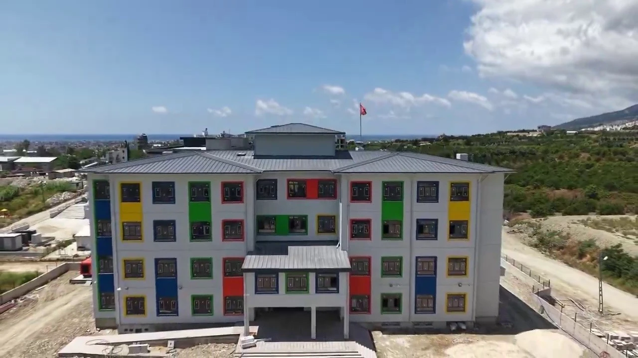 Samandağa inşa edilen 24 derslikli Anadolu lisesi inşaatında sona gelindi