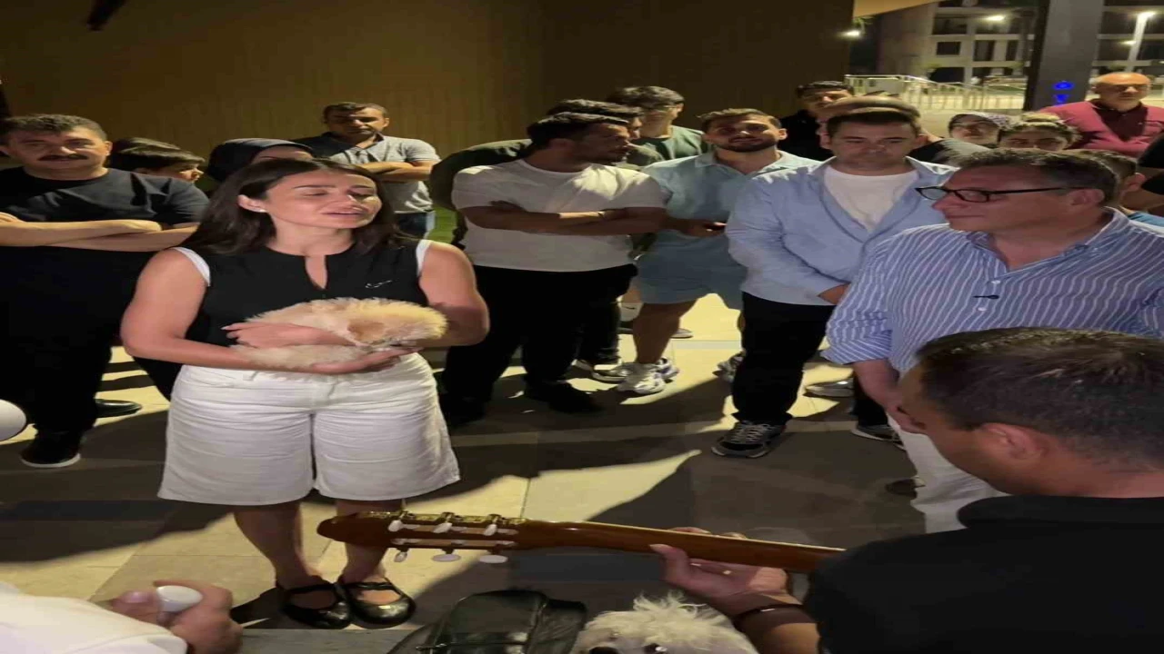 Şarkıcı Elif Buse Doğanın darbukalı, ıslıklı mini konseri vatandaşların beğenisi topladı