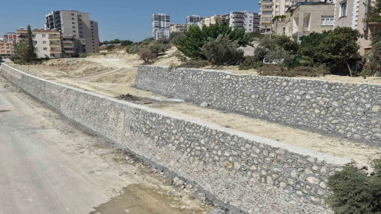Tarsusta riskli bölgeye 240 metrelik istinat duvarı yapıldı