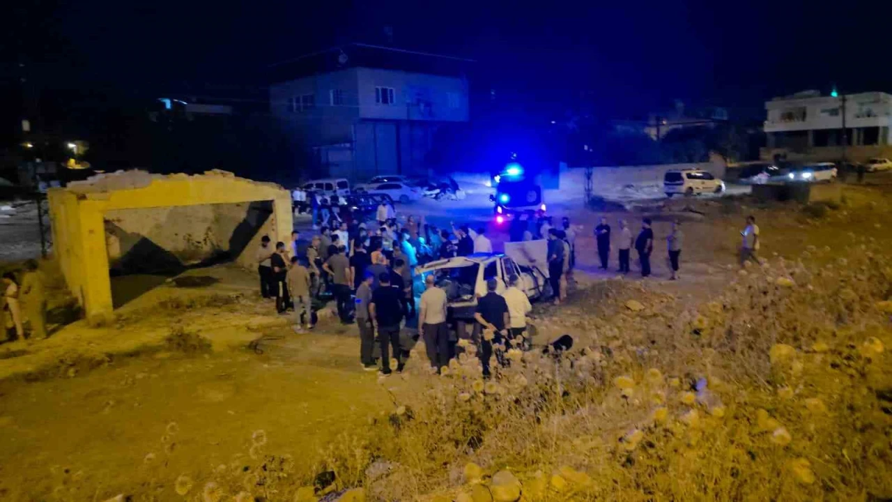 Tır sürücüsü metrelerce fren yapsa da 5 kişinin yaralandığı kazayı önleyemedi, o anlar kameraya yansıdı