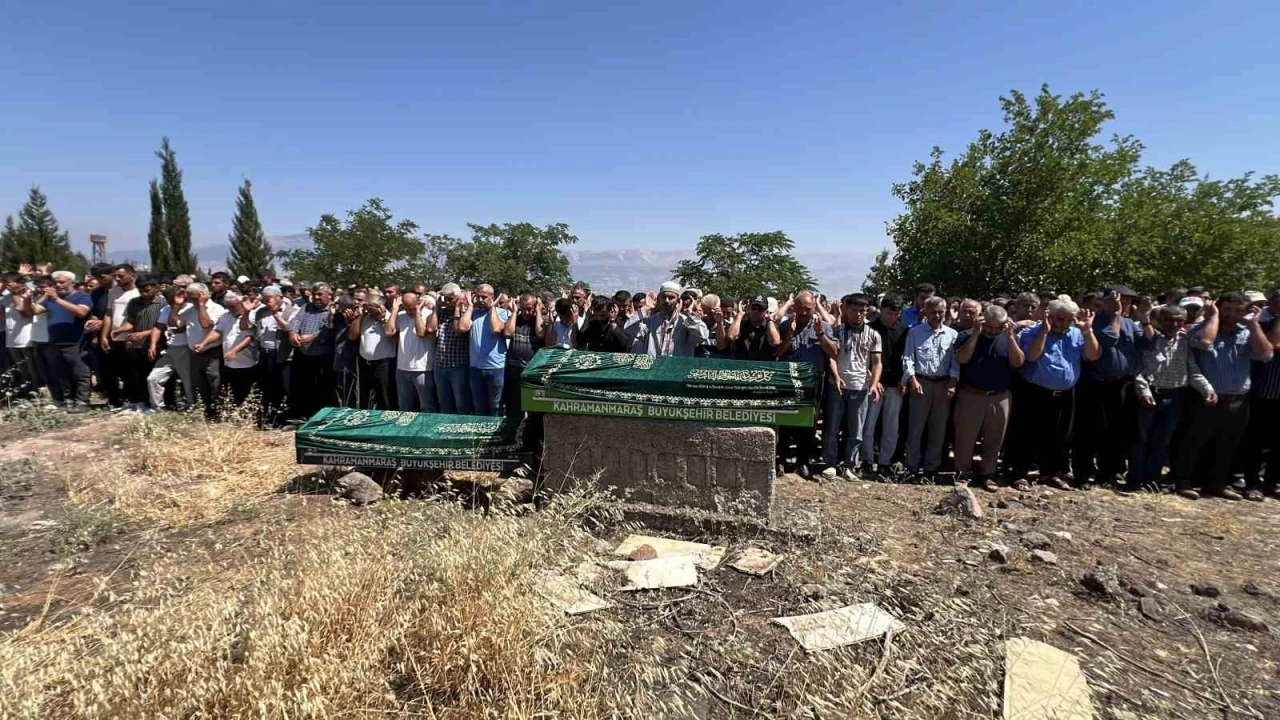 Trafik kazasında hayatını kaybeden anne-oğul Kahramanmaraşta son yolculuğuna uğurlandı