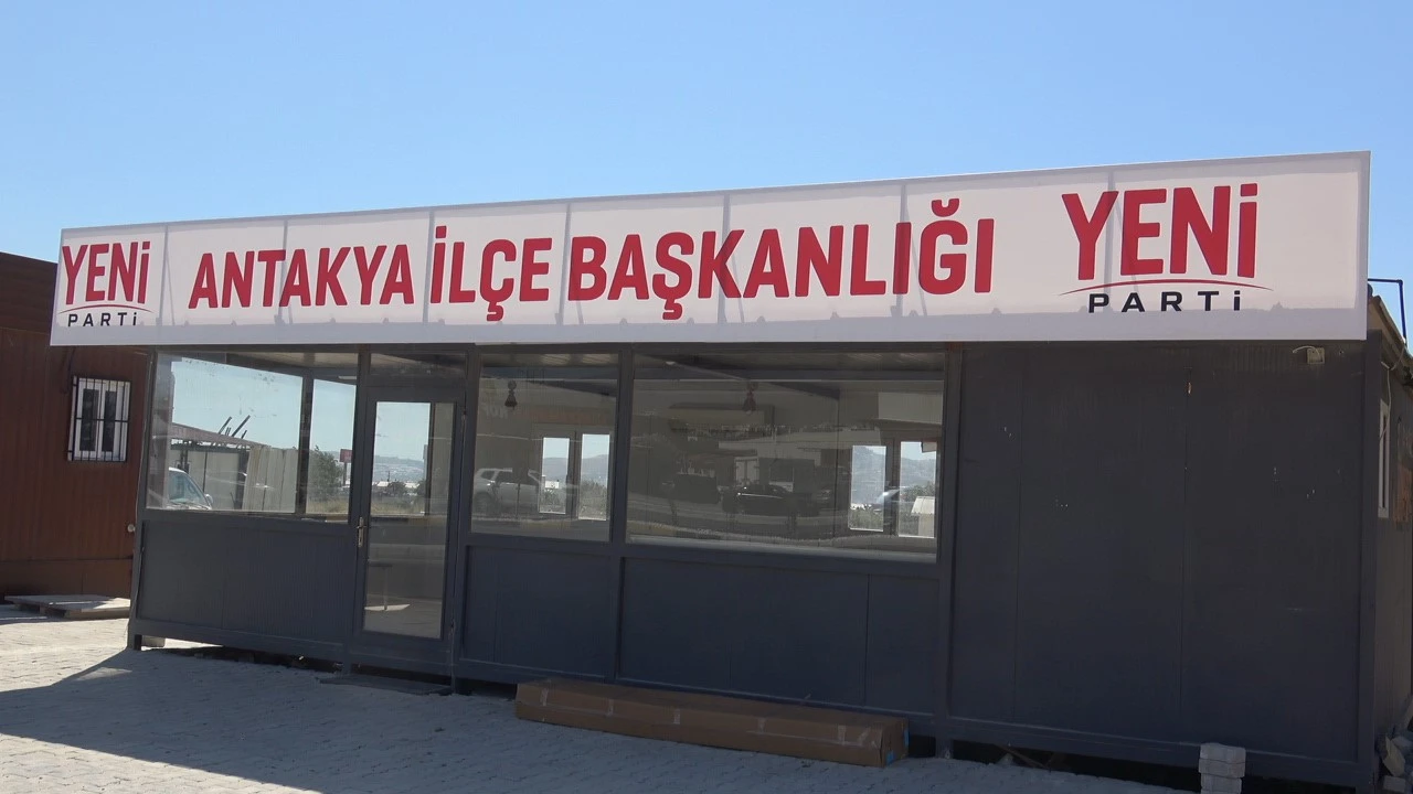 Yeni Partinin ilk tabelası Antakyada konteyner binaya asıldı