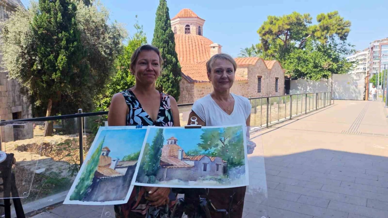 Yıllardır yaşadıkları Antalyanın tarihini tuvale taşıyorlar