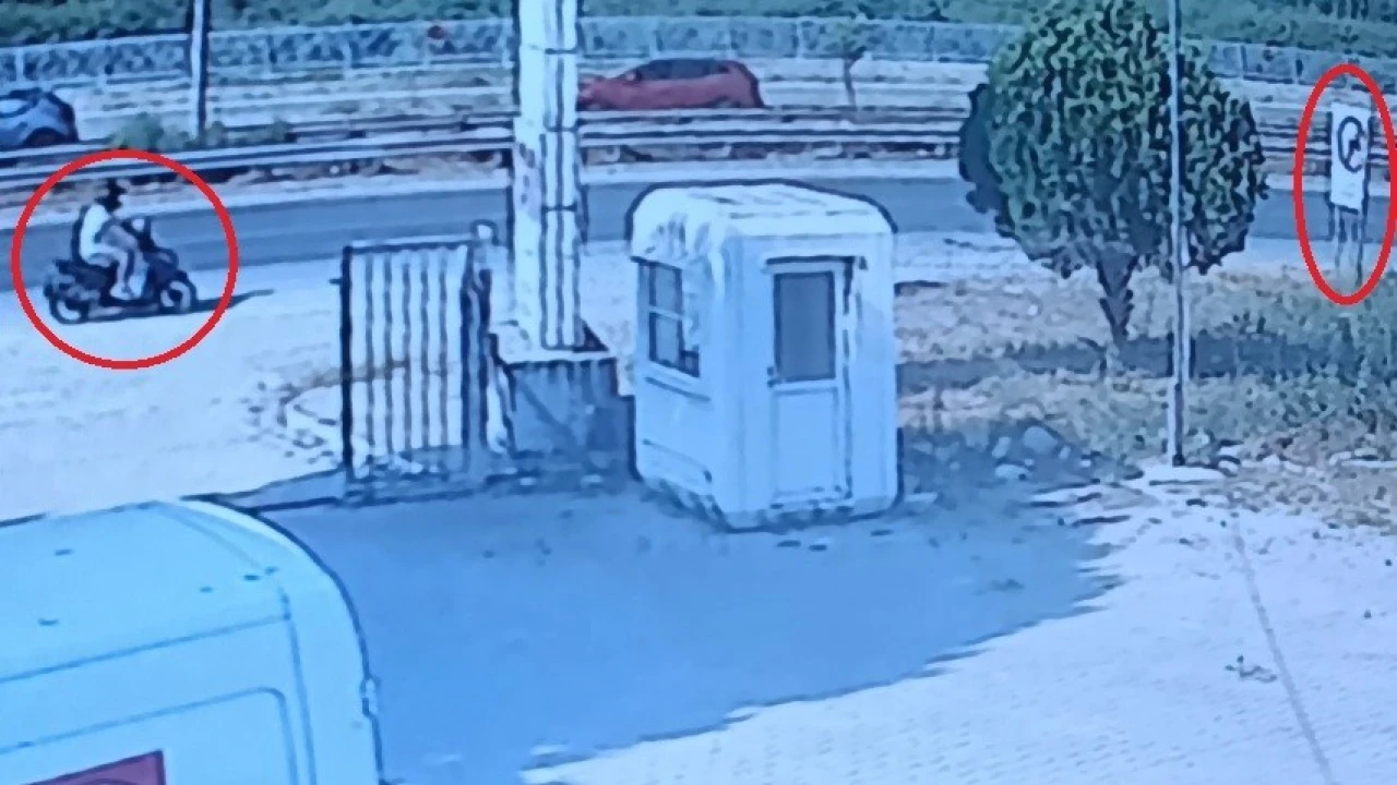 Yol kenarındaki tabelaya çarpan motosikletli kask sayesinde hayata tutundu