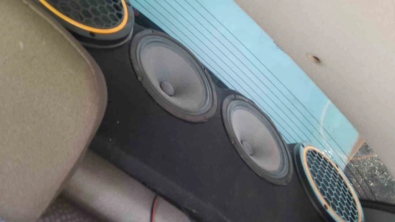 Yüksek sesle müzik açan 2 sürücüye toplam 246 bin 898 TL ceza