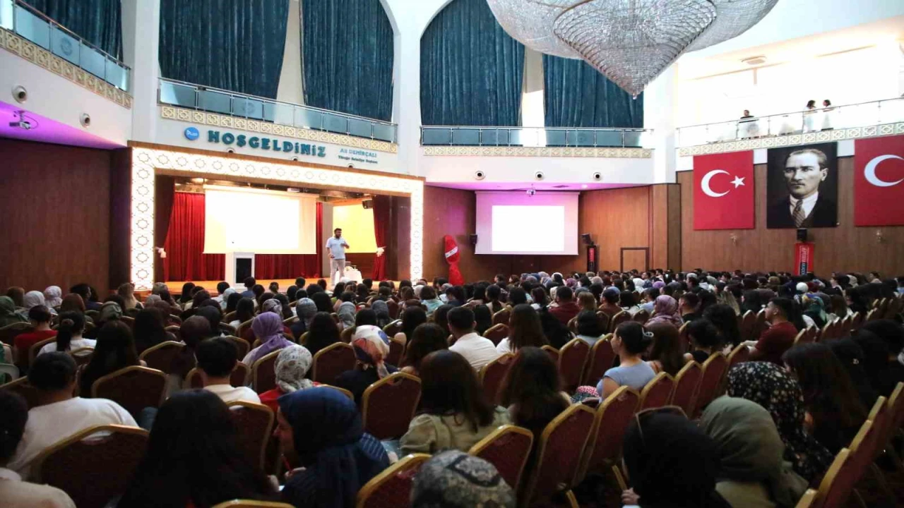 Yüreğir Belediyesinden MEB-AGS ve KPSS adaylarına coğrafya semineri