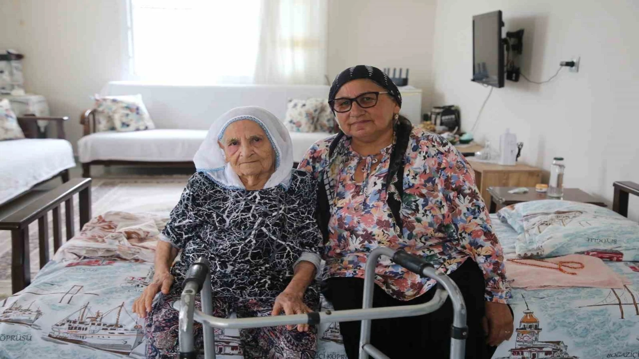 98 yaşındaki Şemsi teyzenin evinin yoluna parke taşı döşendi