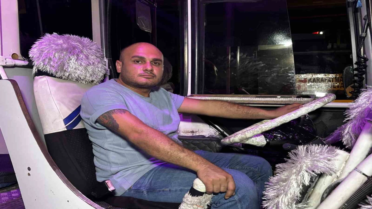 Adanada ambulans ve otobüs sürücüleri arasında yol verme kavgası