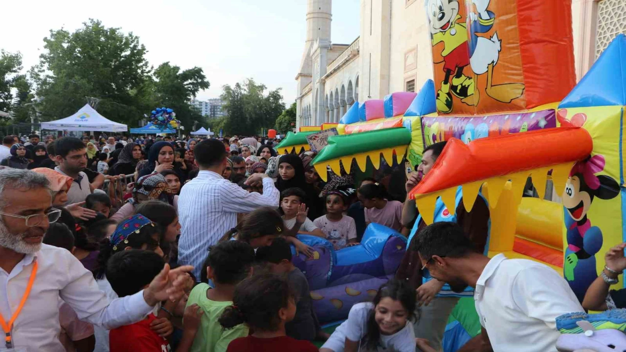 Adanada cami avlusu çocuklarla renklendi