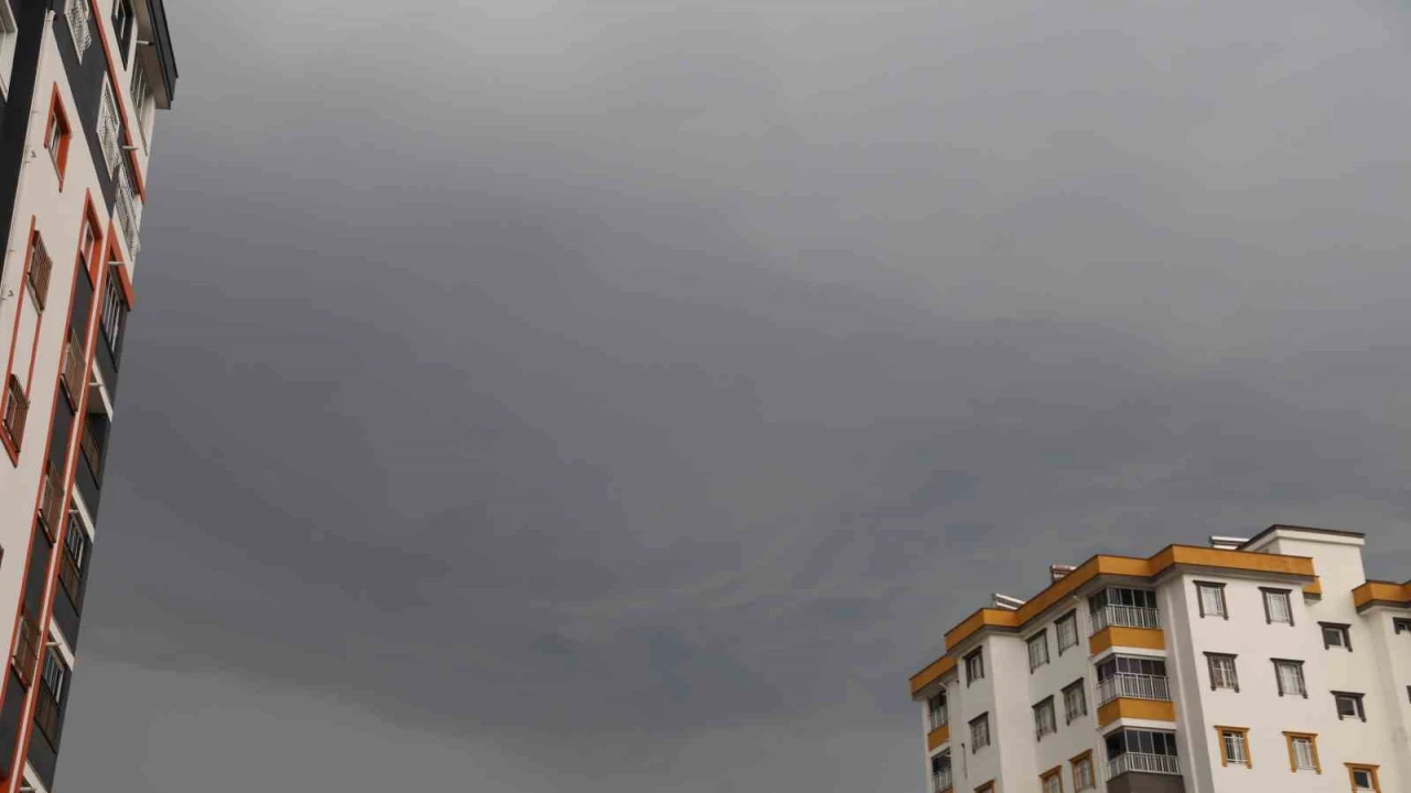 Adanada ceviz büyüklüğünde dolu yağışı