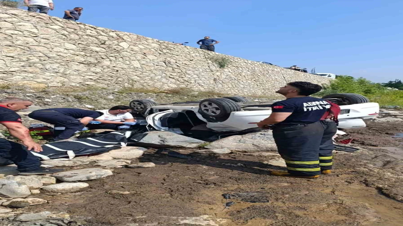 Adanada otomobil dereye düştü: 2 ölü, 1 yaralı
