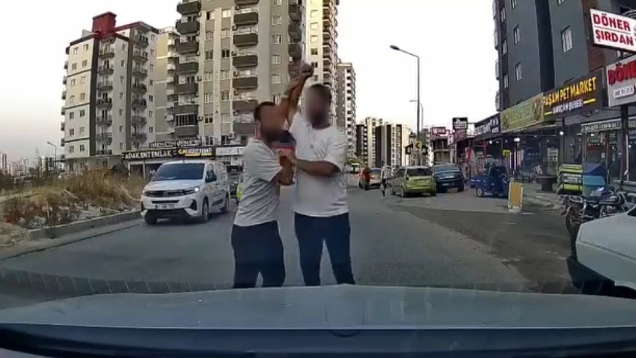 Adanada trafikte tartıştığı sürücüye testereyle saldıran şahıs kamerada
