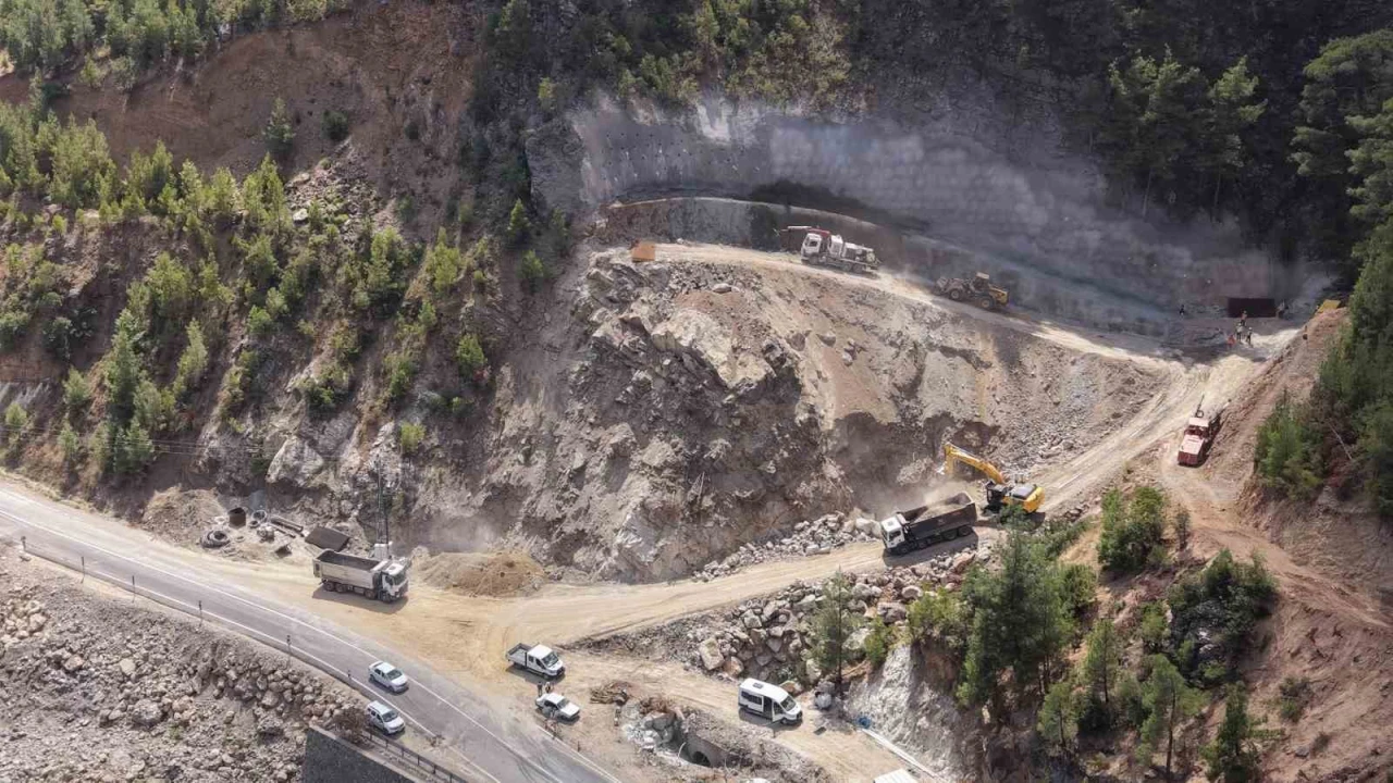 Adanadaki ‘Heyelan Islahı ve Tünel Projesinde ilk kazma vuruldu