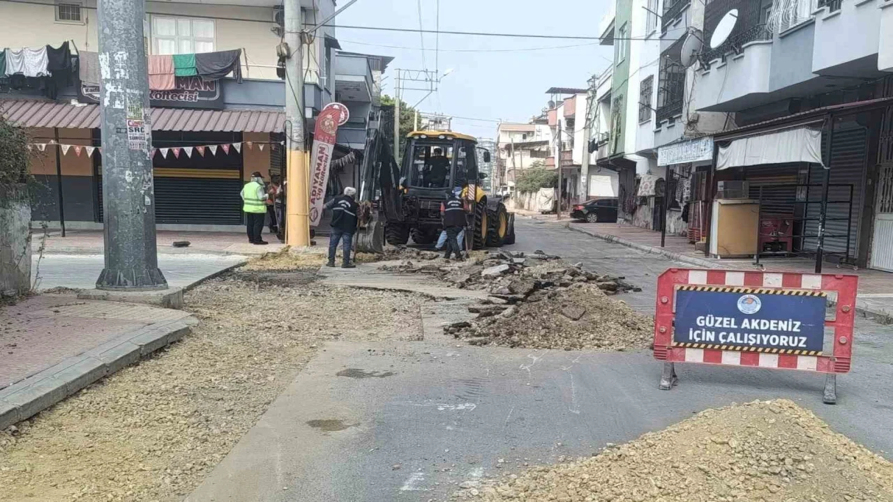 Akdenizde yeni yollar açılıyor, sokak ve kaldırımlar yenileniyor