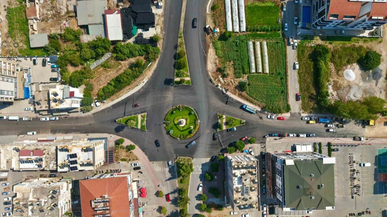 Alanya Mahmutlar Mahallesinde sıcak asfalt çalışmaları ilerliyor
