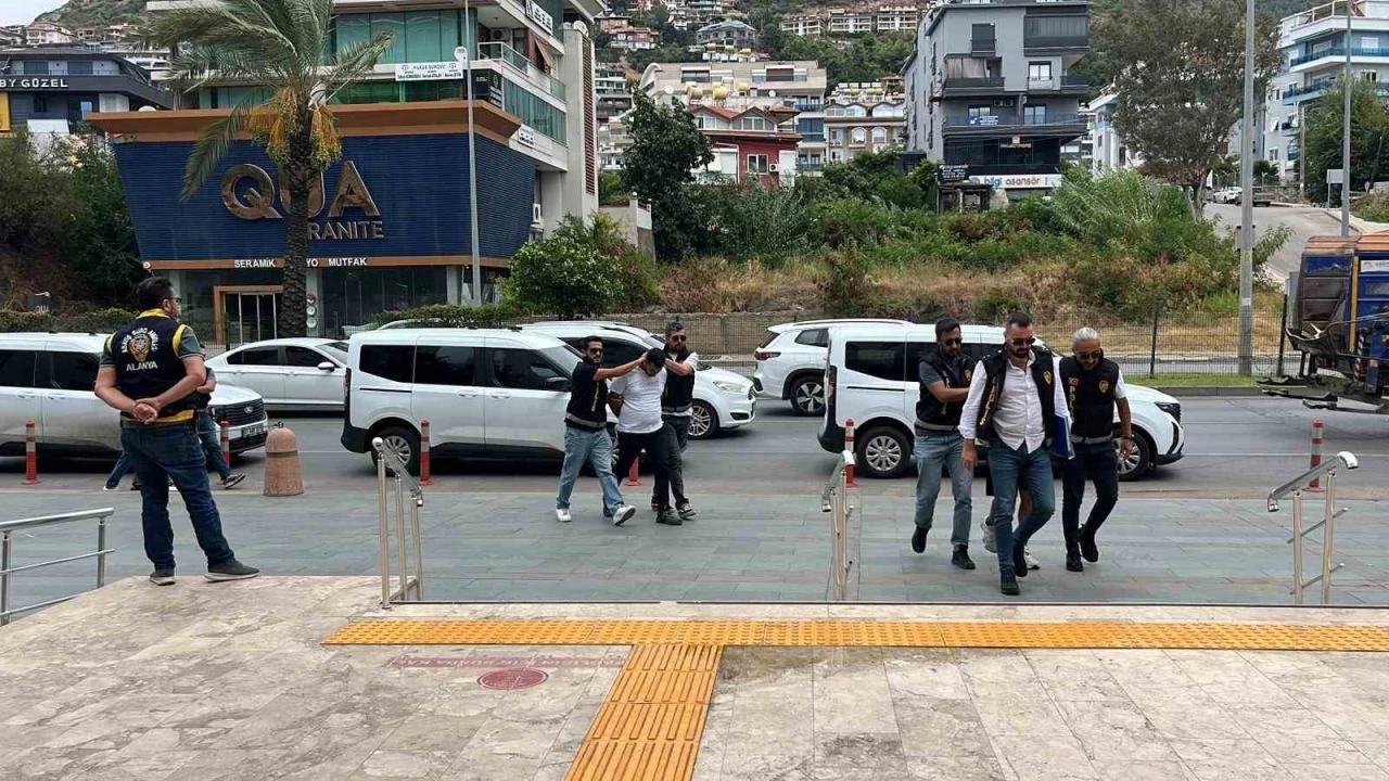 Alanyada 400 bin liralık döviz bürosu soygununda 3 şüpheli tutuklandı
