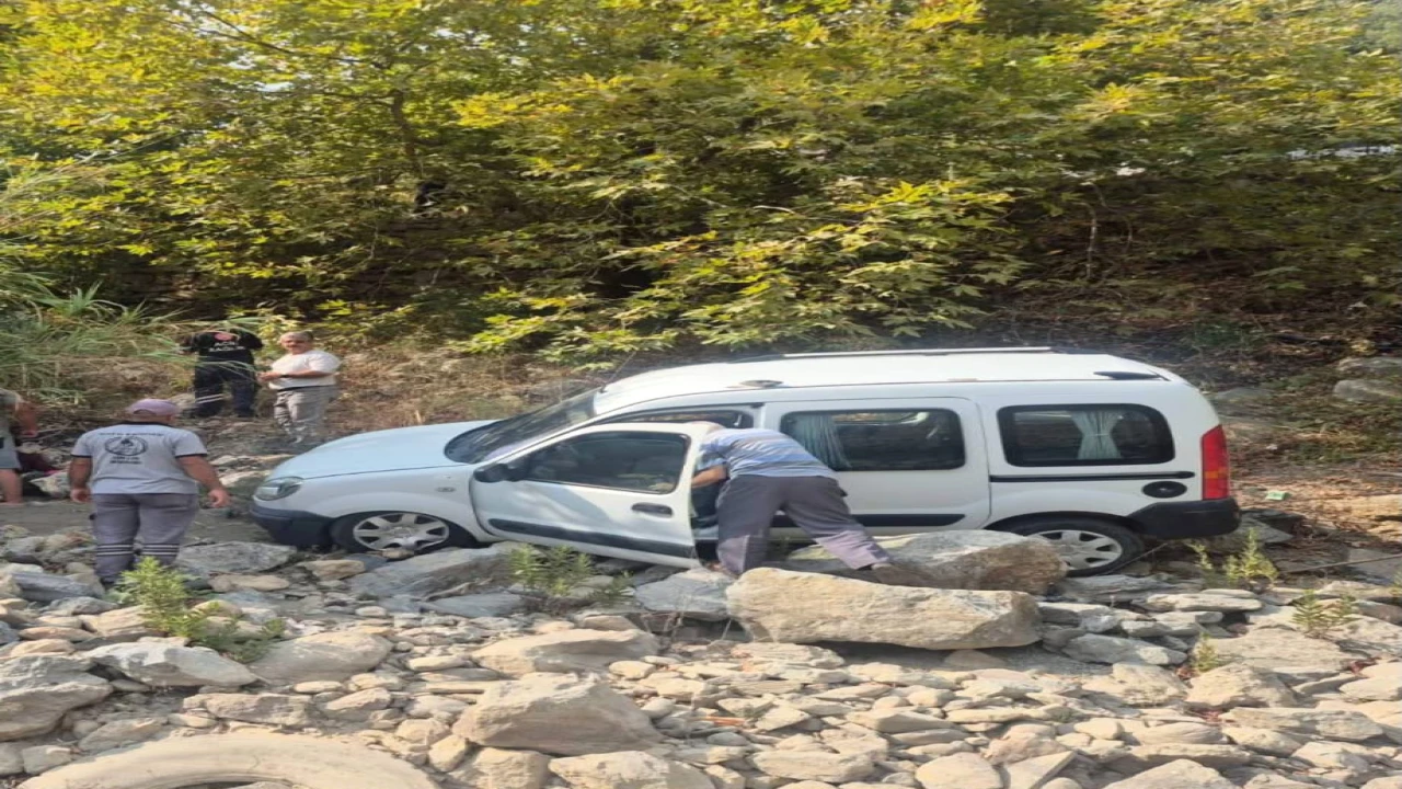 Alanyada araç şarampole yuvarlandı: 3 yaralı