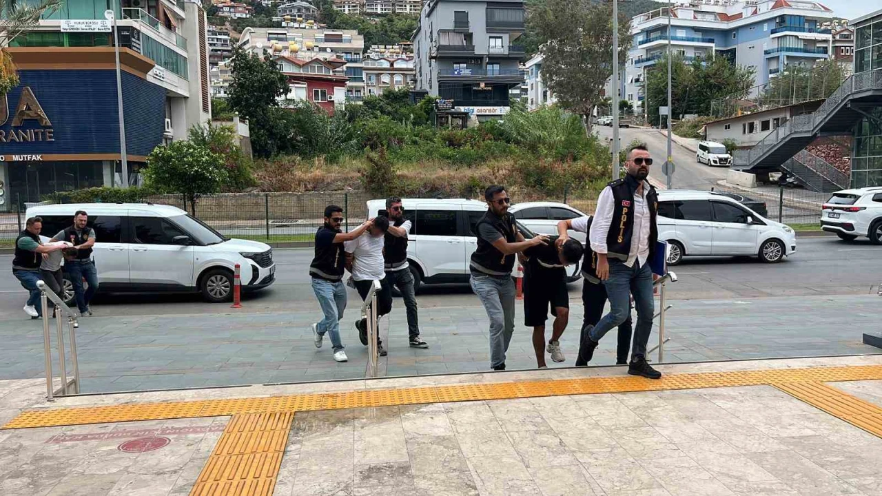 Alanyada döviz bürosundan 400 bin liralık soygunun 3 şüphelisi adliyeye sevk edildi
