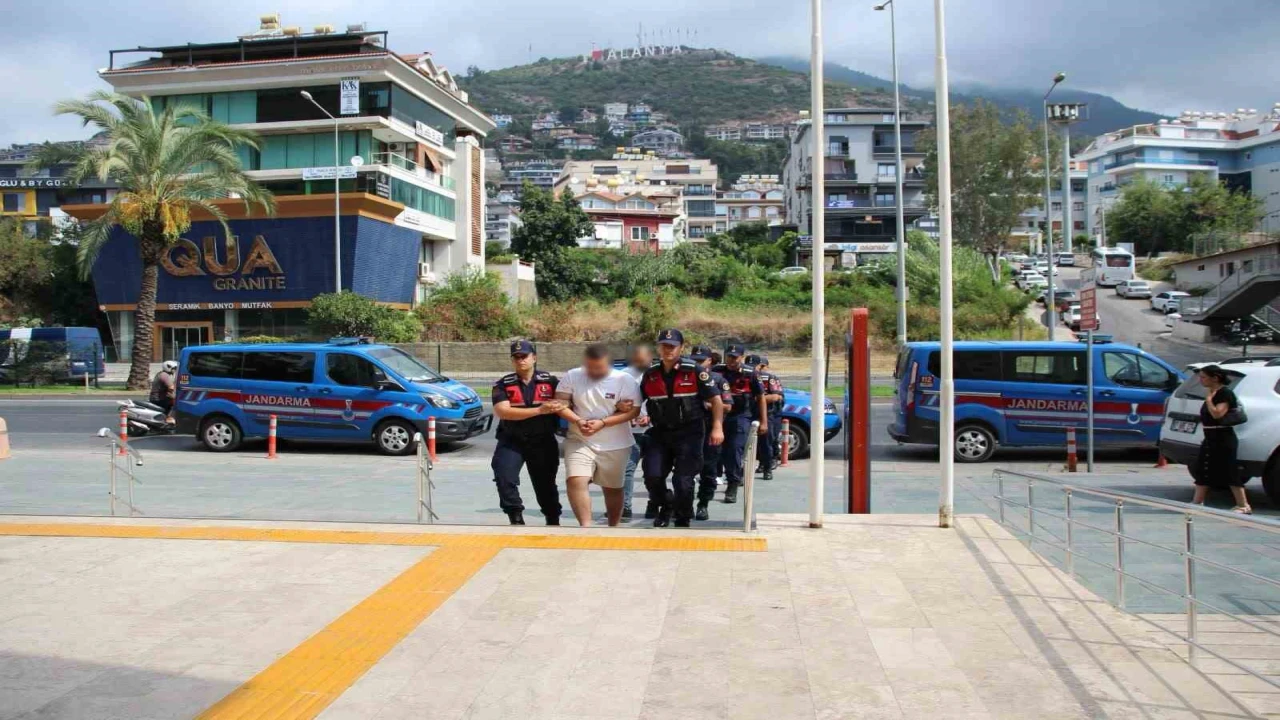 Alanyada emlak ofisini kurşunlayan 2 şüpheli tutuklandı