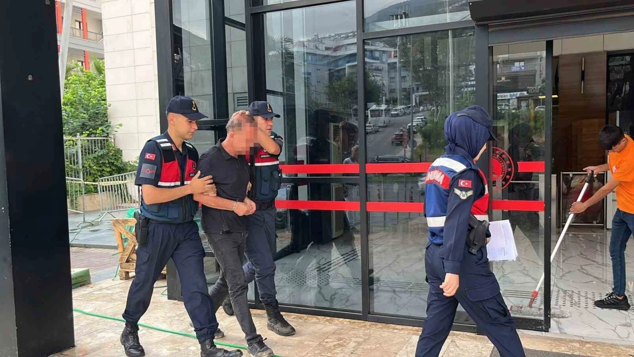 Alanyada eşini ve kayınvalidesini bıçaklayan şahıs adliyeye sevk edildi